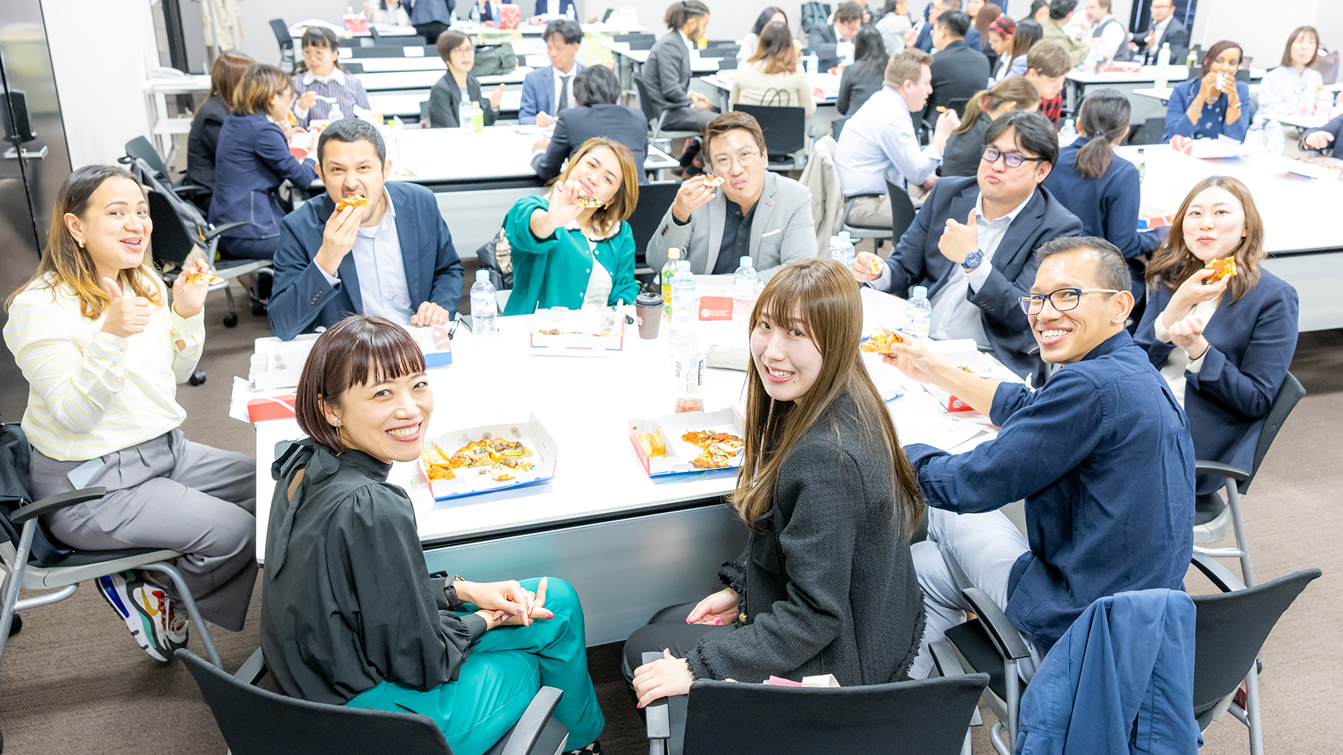 バースデーカードにピザタイム！？英語保育園を展開する株式会社アライブの「ここで働きたい」多国籍職場に潜入！